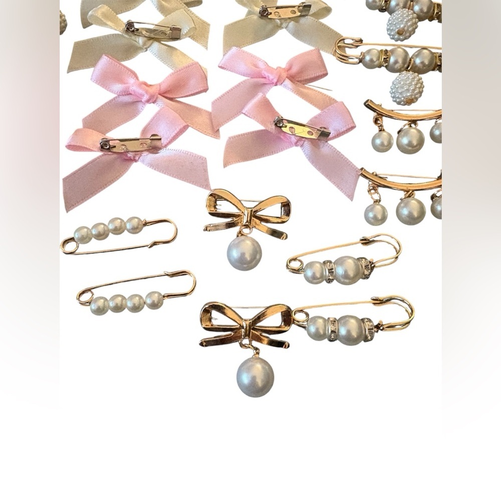 Set of 40 Shoe and Sock Pins with Rhinestones, Bows and Faux Pearls - Picture 3 of 10